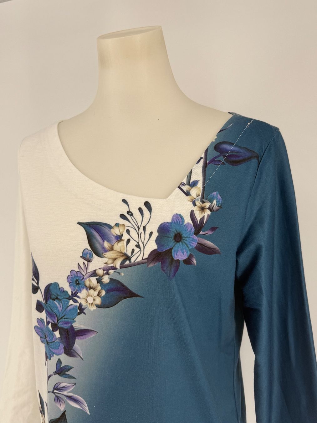 T-shirt: Shirt mit Blumenmuster Gr. M – Usato da Auenstein venduto da moin. 1