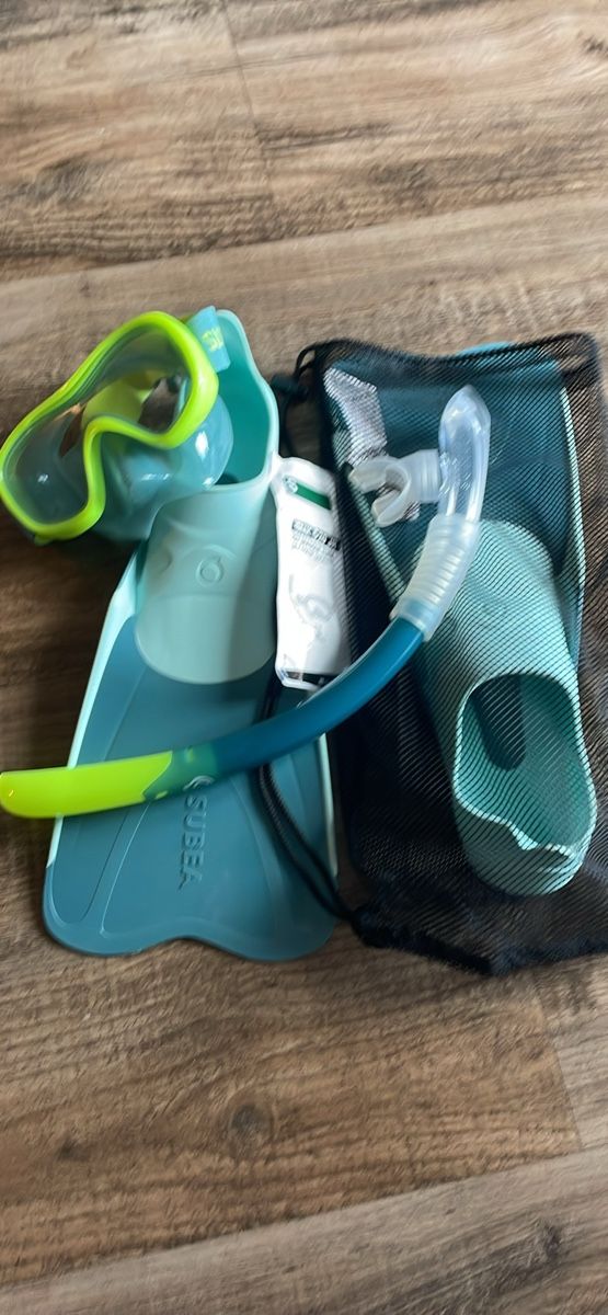 Decathlon Pinne, Maschere & Boccagli: Palmes taille 34-35 masque et tuba – Nuovo e nell'imballaggio originale da Bôle venduto da Suricatbleu