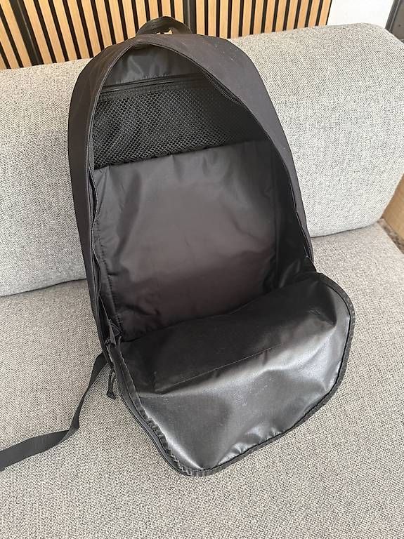 Sacs à dos: Sac à dos noir eastpack comme neuf  – D'occasion à Nyon par Br2319 2