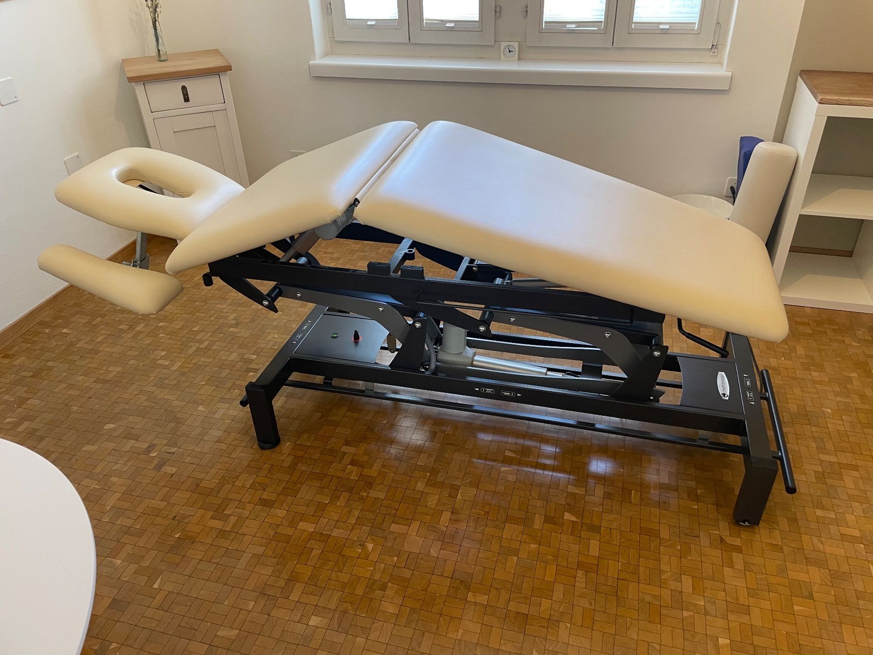 Liegen & Liegestühle: elektrisch höhenverstellbare Behandlungs- oder Therapieliege – Gebraucht aus Büren NW von Tess77 1