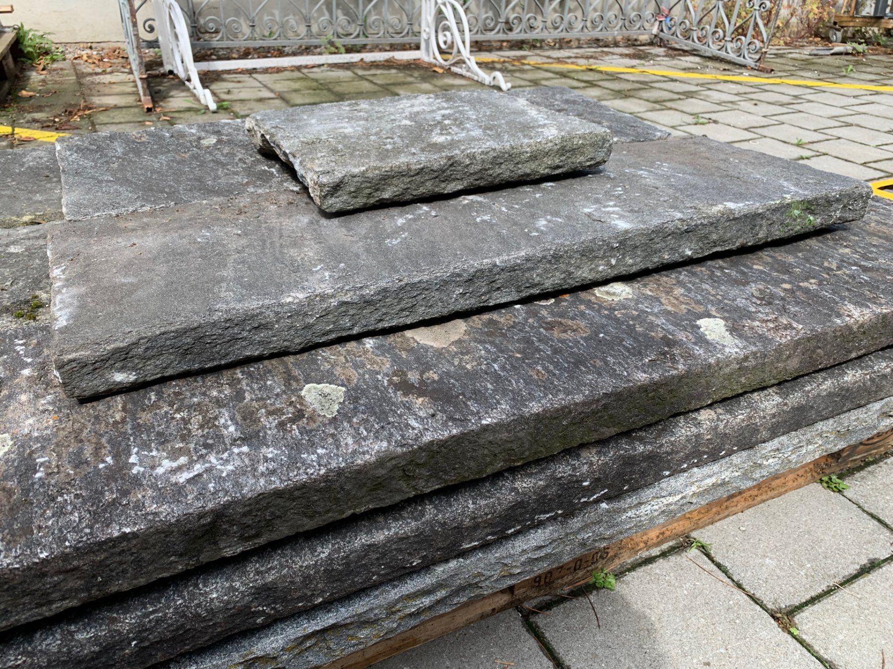 Bodenbeläge: 12 Stück Granit Platten Mauerabdeckplatten Natursteinplatten – Gebraucht aus Wallisellen von  1