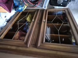 Vitrine en bois massif avec portes en verre décoratives