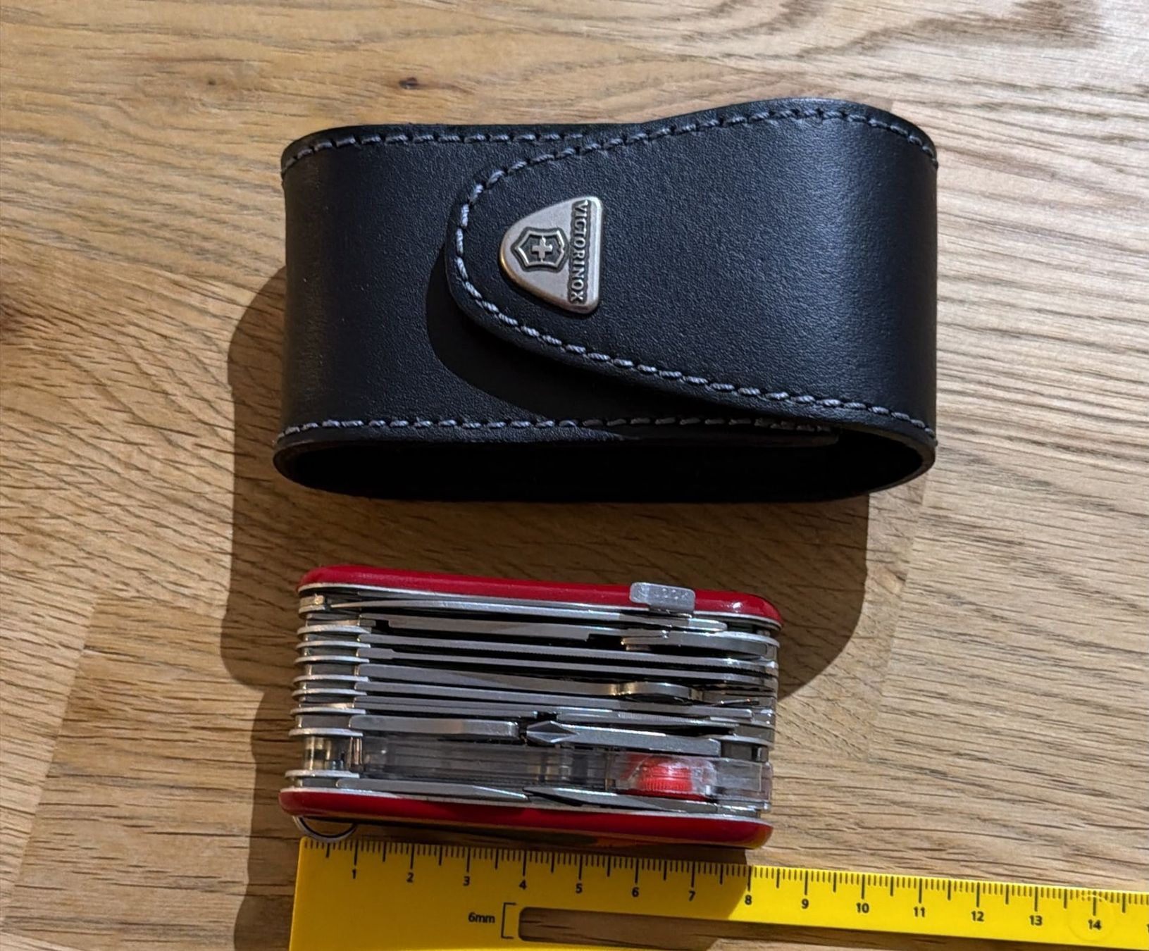 Victorinox Couteaux de poche: VICTORINOX  TASCHENMESSER EVOLUTION  GRIP RED/BLACK MIT ETUI – D'occasion à Zürich par Frei-Occasionen 7