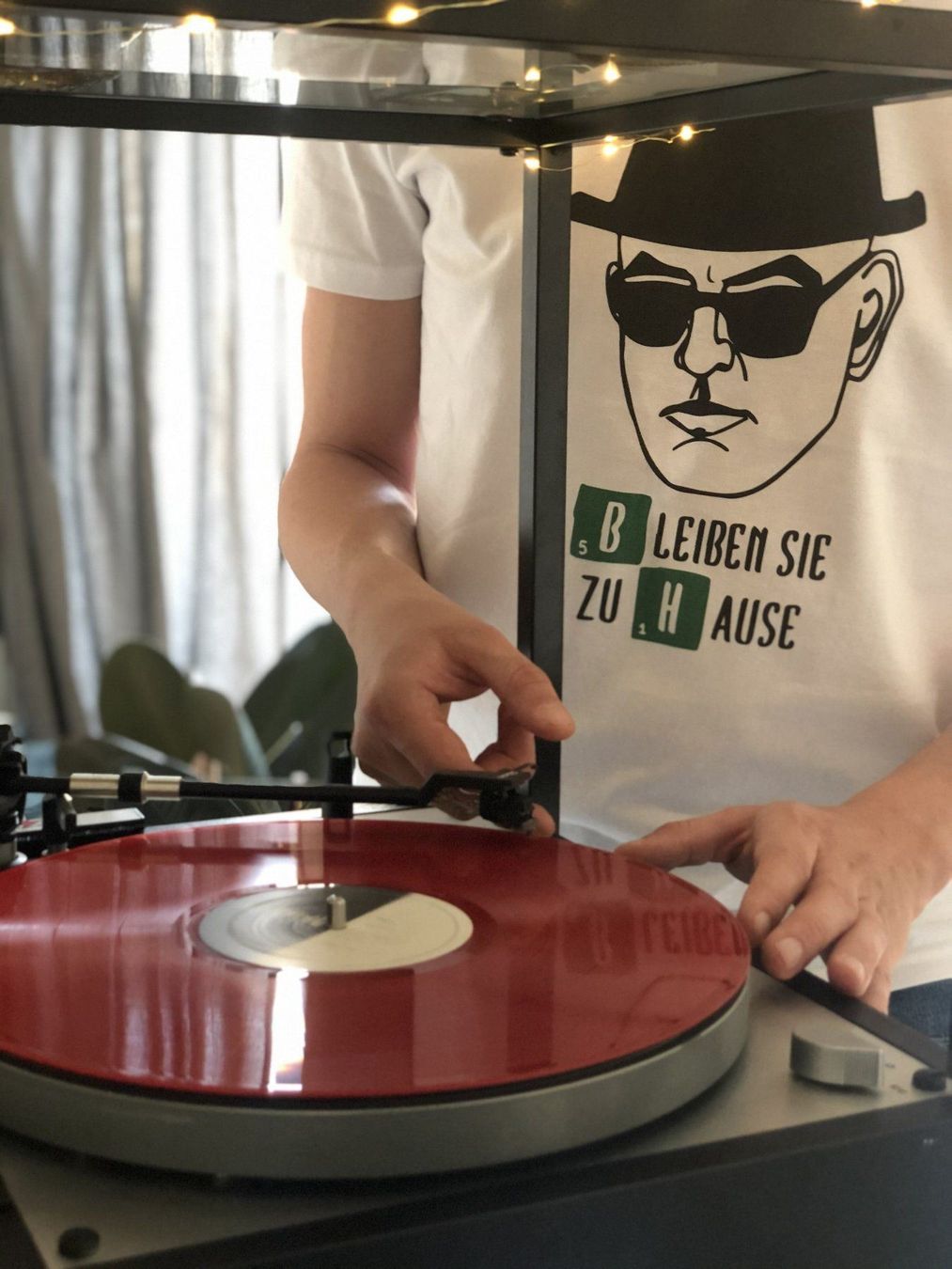 Altro in  Abbigliamento & Accessori: Dein "Bleiben Sie zu Hause" Shirt ist da – Nuovo e nell'imballaggio originale da Zürich venduto da Green_Jazz 2