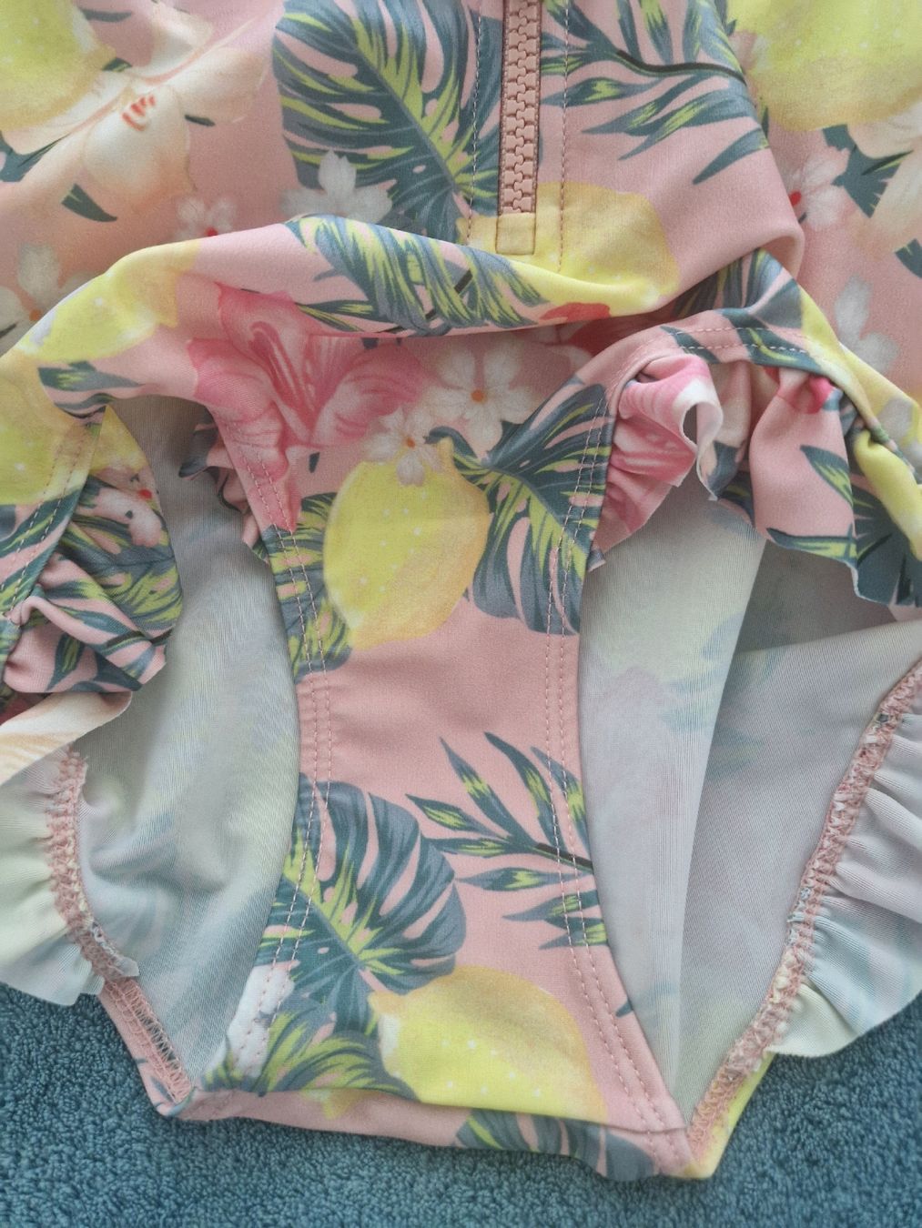 H&M Costumi da bagno & Bikini: H&M Badeanzug mit Ärmeln Blumenprint Grösse 98/104 – Usato da Heimberg venduto da Eleanor20 2