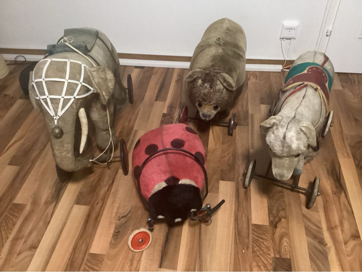 Steiff Spielzeuge: 4 STEIFF TIERE AUF RÄDER – Gebraucht aus Münchenstein von NoSu98