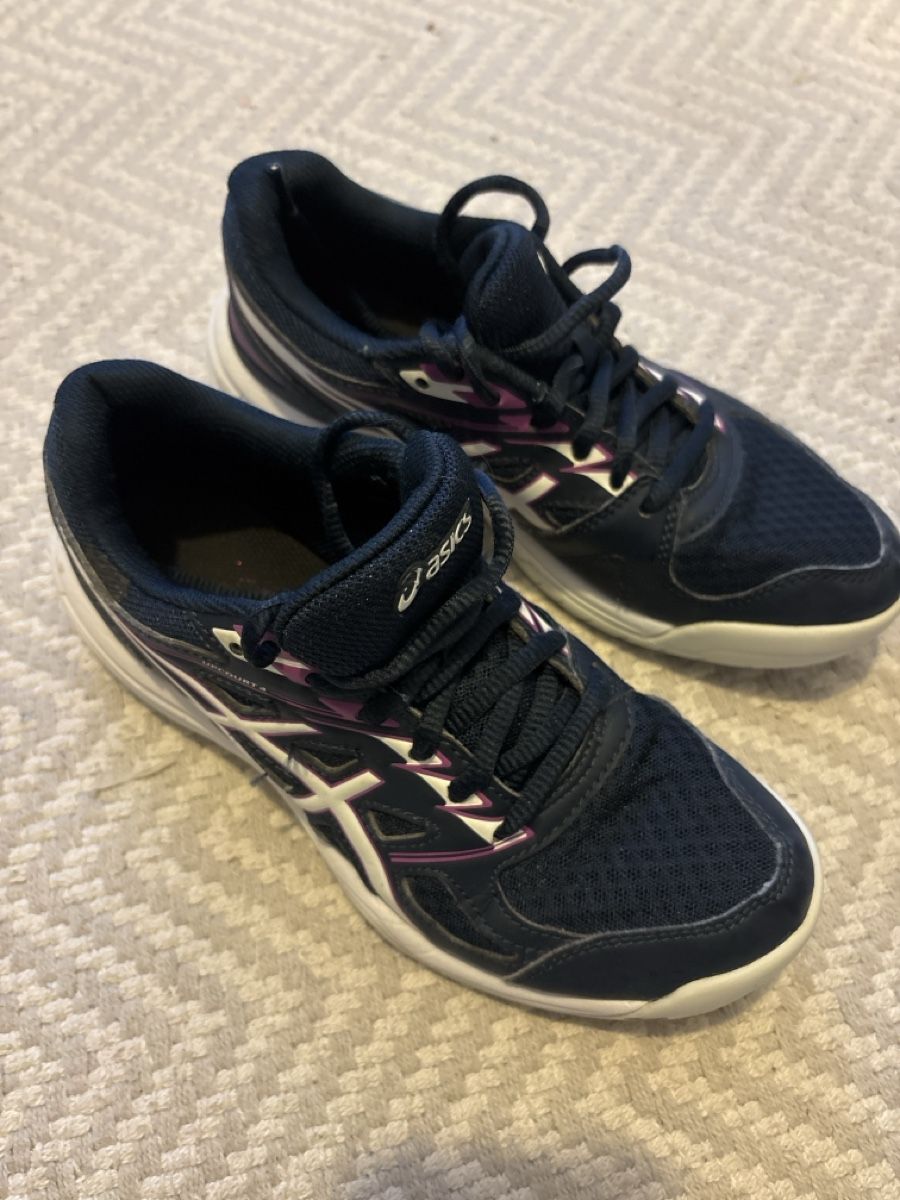 Asics Schuhe für Mädchen: Asics Hallenschuhe 35.5 – Gebraucht aus Zürich von K.St. 1