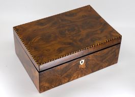 B0446 Antike Biedermeier-Schatulle mit Nussbaumfurnier ~1840