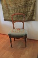 Antiker Stuhl aus Holz mit Blumenmuster guter Zustand