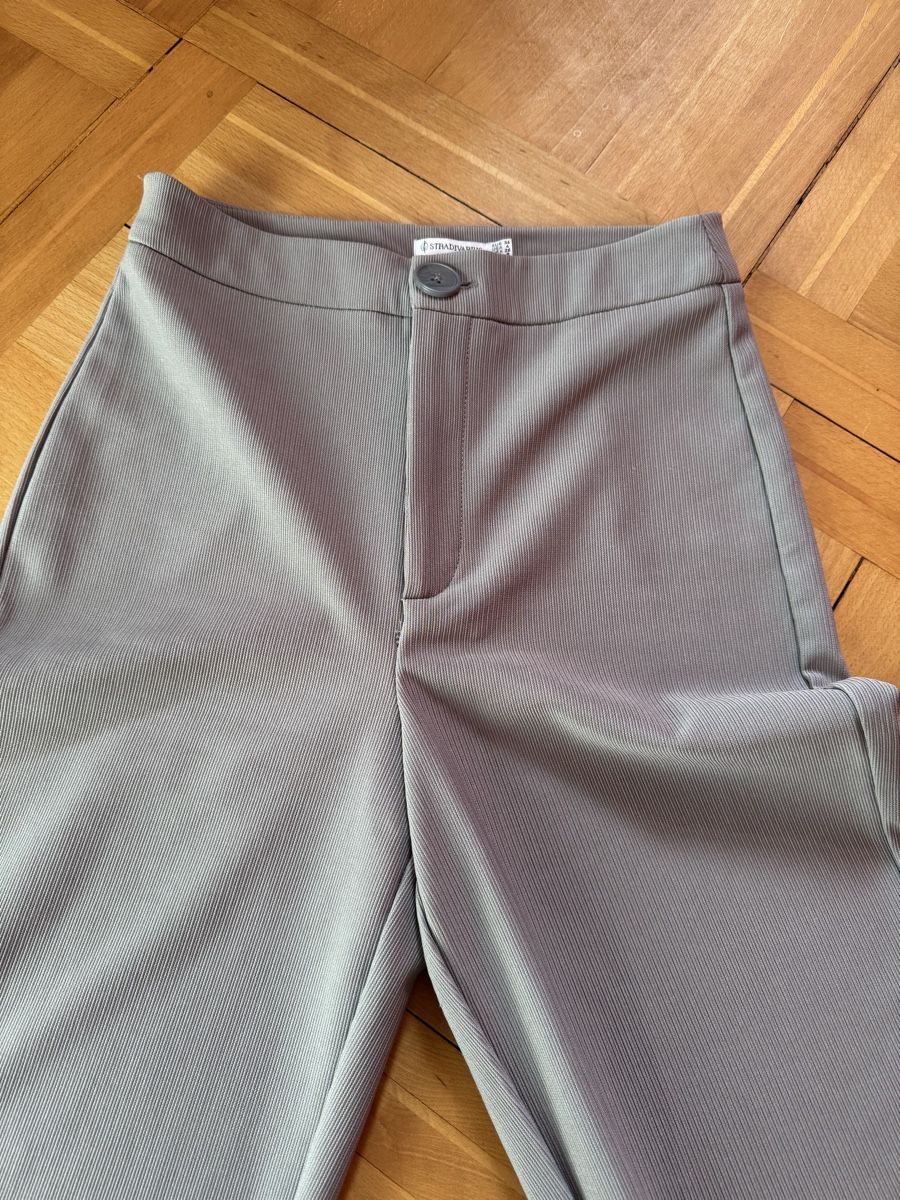 Stradivarius Pantaloni: Stradivarius Stoffhose mit Schlitzen, Gr. 36 – Usato da Romanshorn venduto da Apicel 2