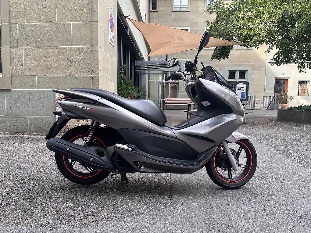 Scooter: Honda PCX 125 expertisé – Usato da Fribourg venduto da Sam189 1