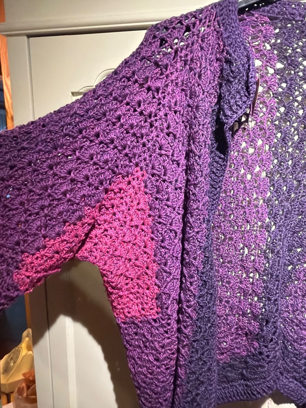 Giacche: STRICKJACKE LILA-EINZELSTÜCK,HANDGESTRICKT – Nuovo e nell'imballaggio originale da Meienried venduto da ManuelaBoutique 1