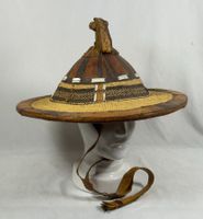 Ancien chapeau traditionnel en fibres végétales et cuir