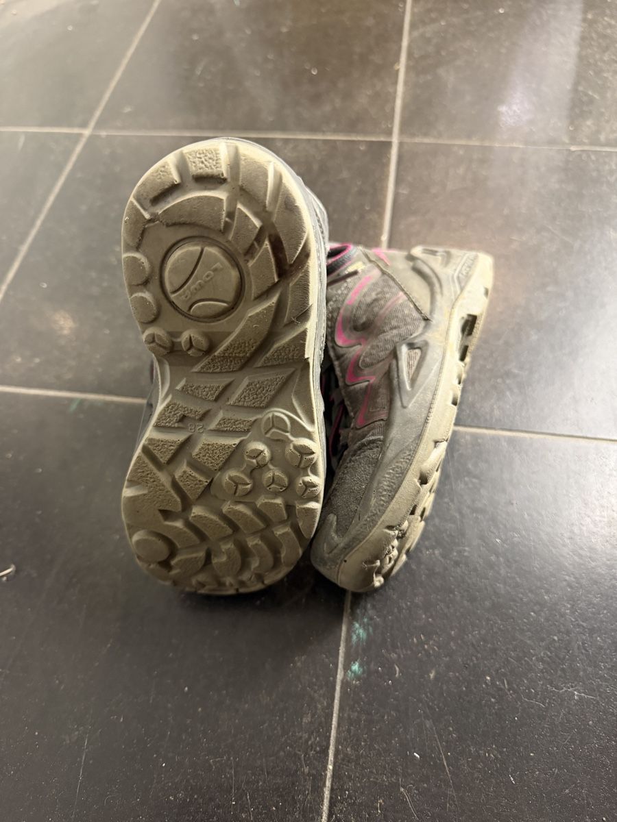 Lowa Scarpe per ragazzi: Lowa Wanderschuhe Gr. 28 – Usato da Basel venduto da Vaiva1 1