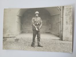 Fotografie Soldat Uniform Helm Waffe guter Zustand R3