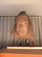 Khmer-Stil Sandsteinkopf auf Sockel – asiatische Kunst