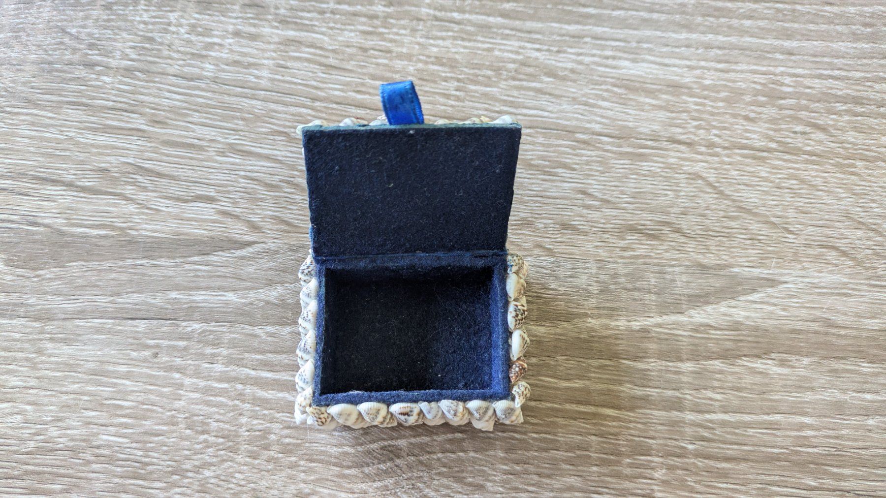 Schmuckkästen: Piccola scatola decorativa con conchiglie e velluto blu – Gebraucht aus Claro von Dona1785 1
