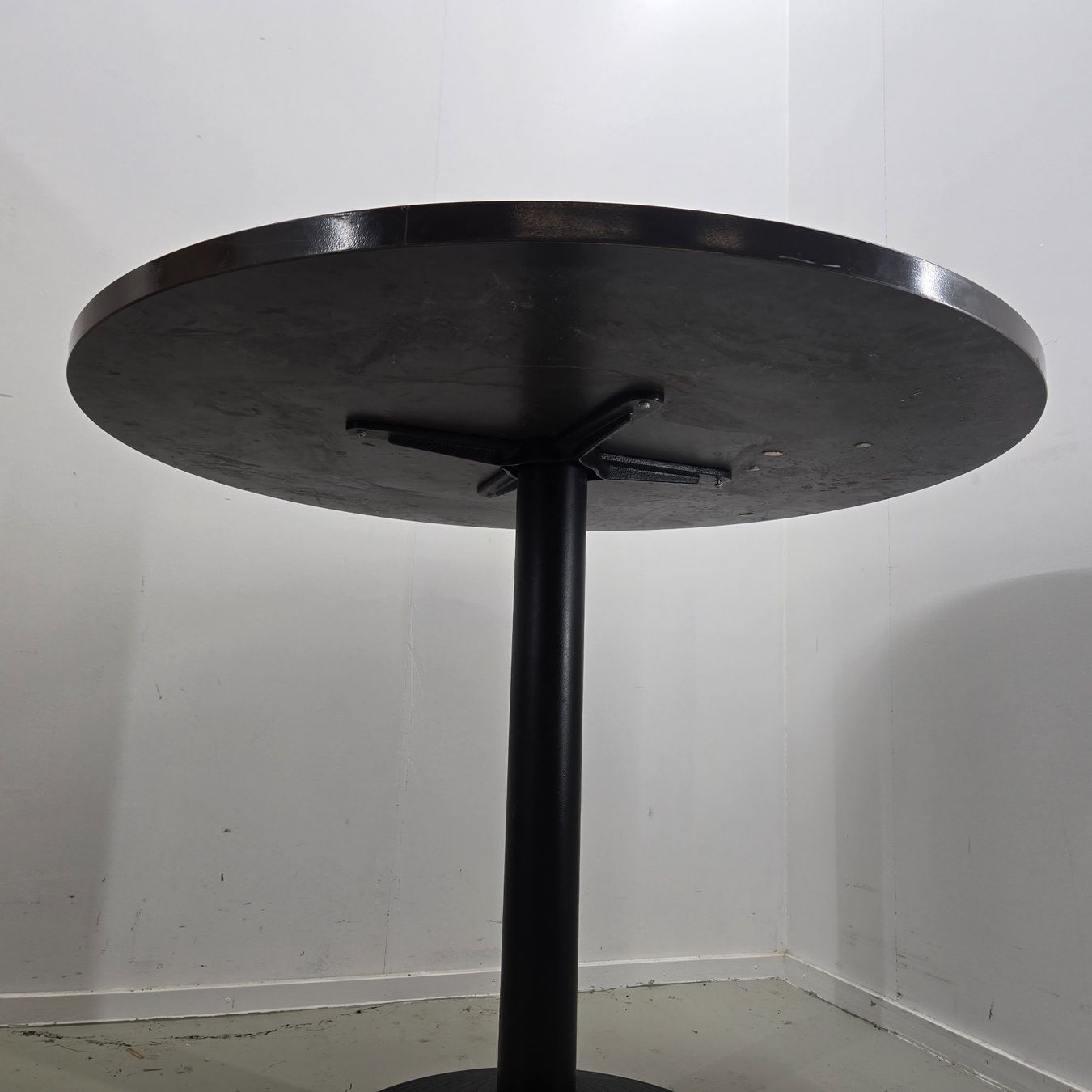 Servierplatten: Tischplatten, Ø 95 cm, 5 STK – Gebraucht aus Wolhusen von Gastrorampe 1
