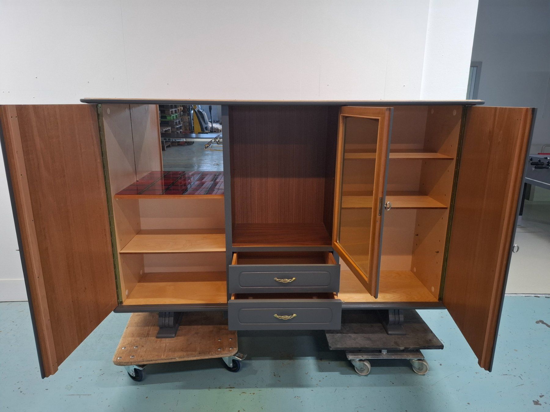 Credenze: Buffetschrank mit Vitrine – Usato da Brügg BE venduto da POU-BELLE 3