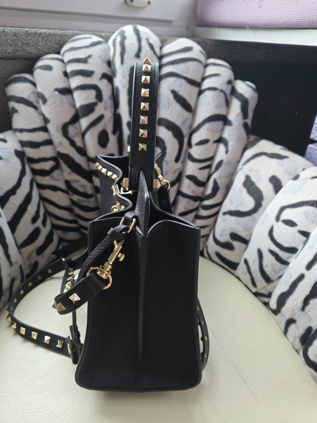 Borse da donna: super affare, borsa nera con borchie oro La Carrie – Usato da Gordola venduto da ang_7257 3