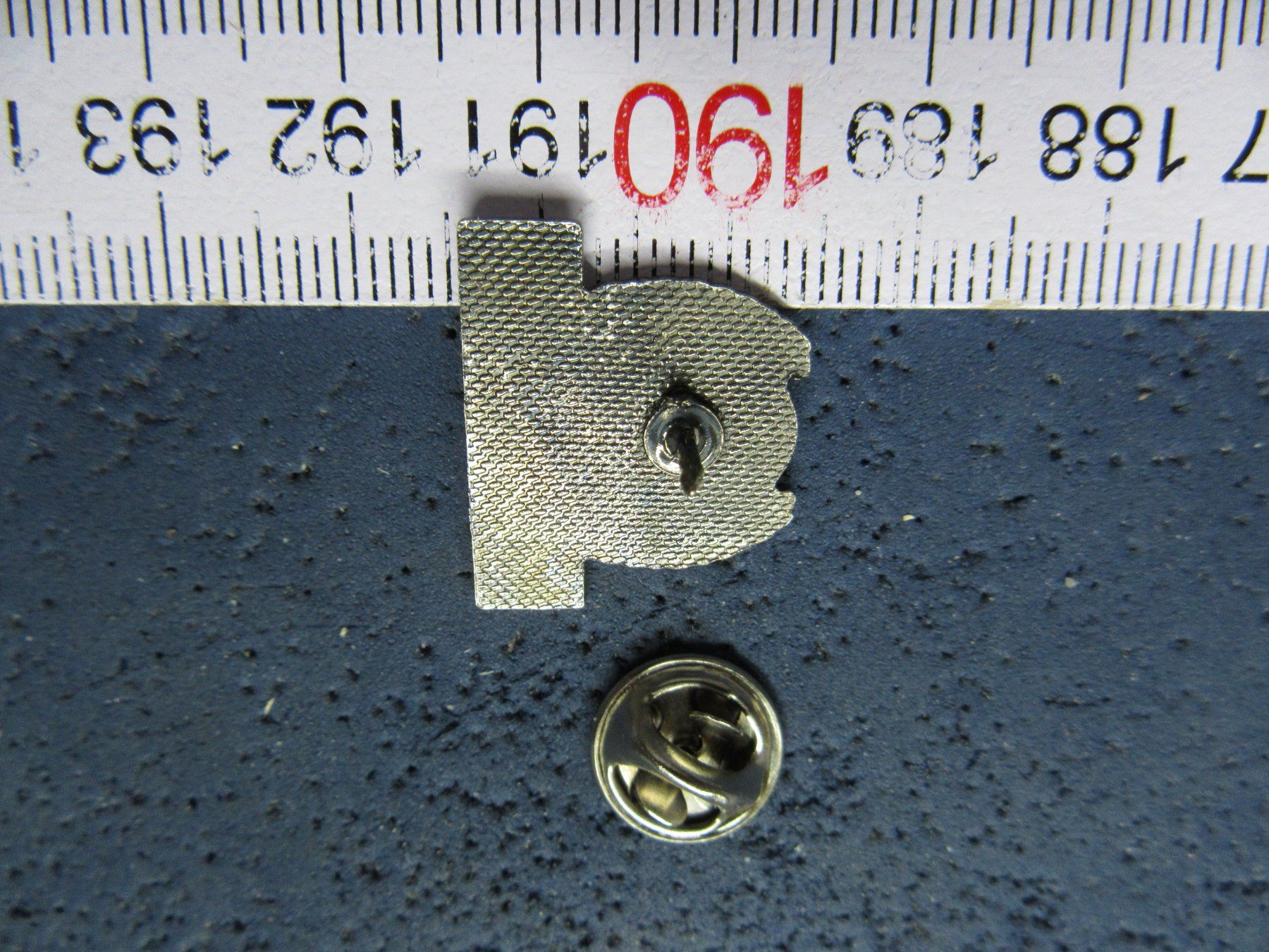 Swiss Plaquettes & Badges: BAER KÄSE PIN – D'occasion à Ettingen par Hausi4711