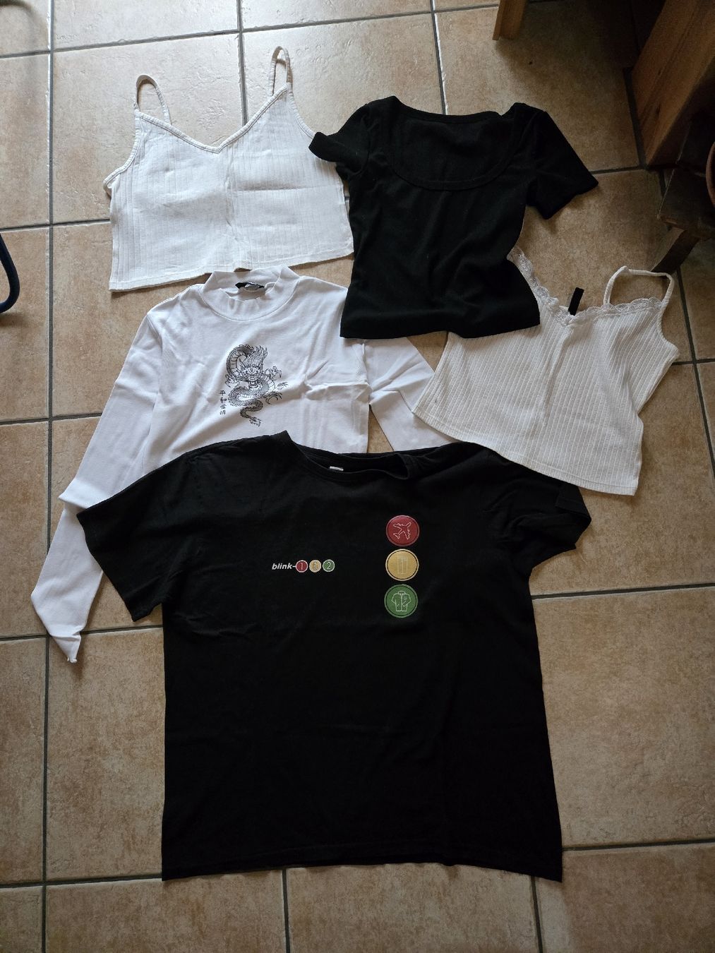 Lotti di vestiti: Lot 5 pièces taille M – Usato da Sion venduto da Oonathoo