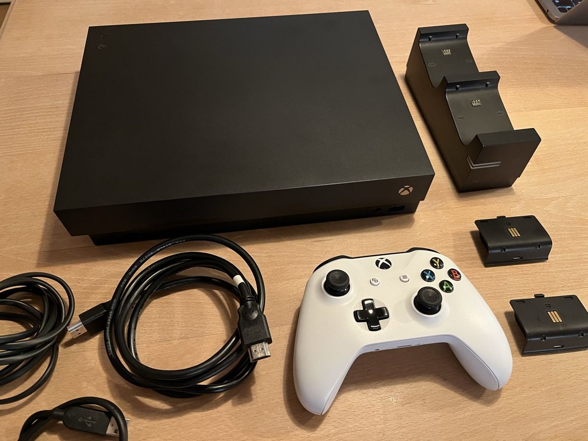Microsoft Console: Xbox One X Konsole schwarz – Usato da Stein AR venduto da Maetu1987