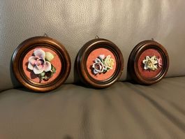 3 piccoli quadretti tondi con fiori di porcellana in rilievo