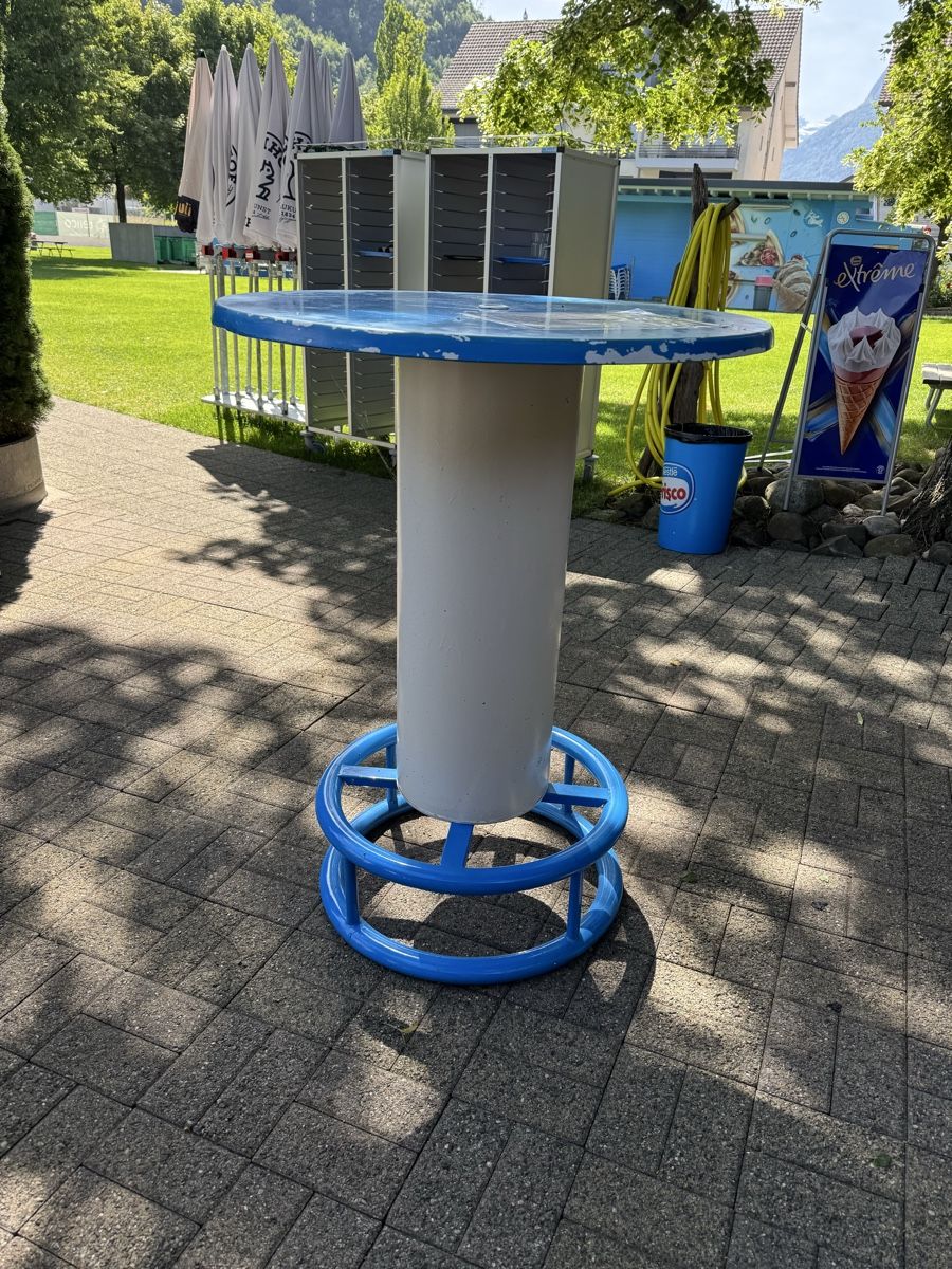 Tavoli: Stehtisch blau/weiss – Usato da Buochs venduto da nik_r7gm 2