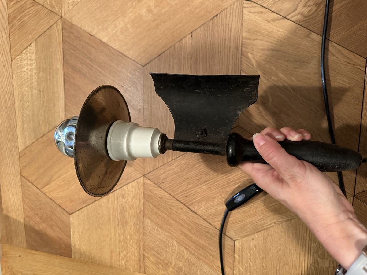 Lampade: Vintage Industrie Lampe mit Holzgriff – Usato da Bern venduto da Maniche11111 3