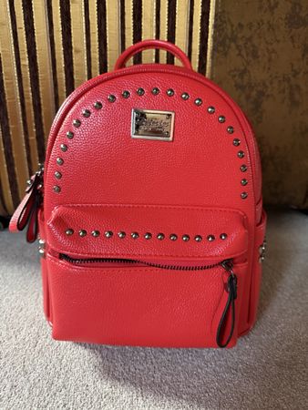 Rucksack, rot mit Nieten, wie neu