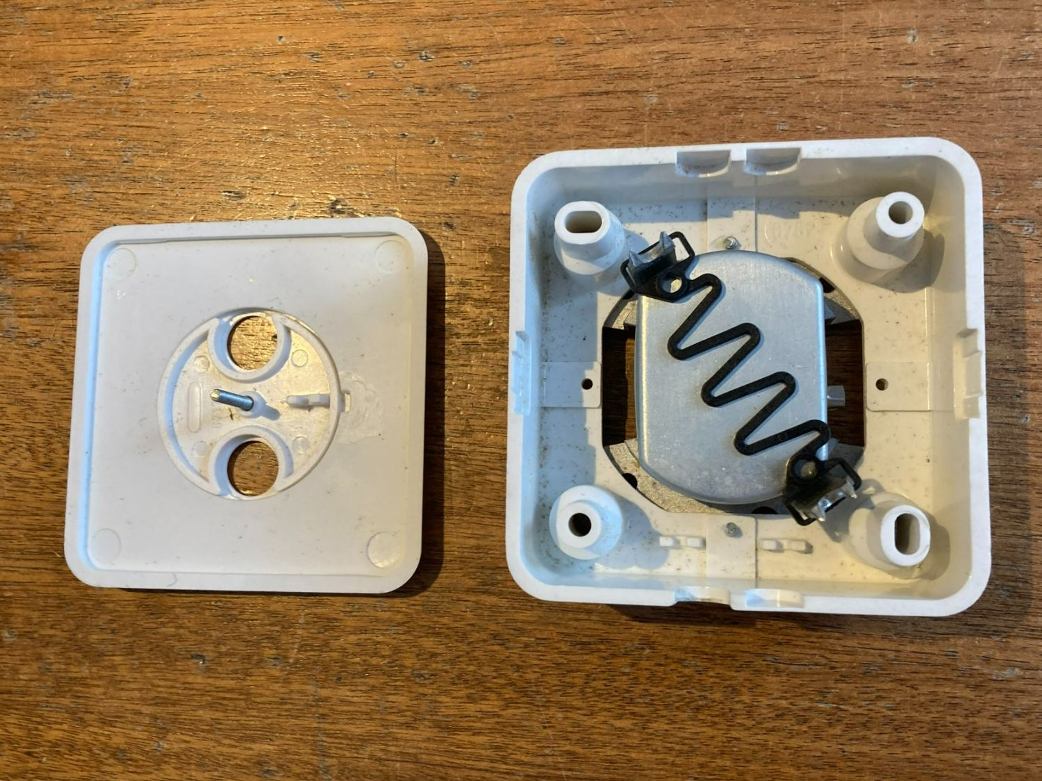 Spine: Antennendose 2-Loch – Usato da Widnau venduto da SIIVSIIV 2