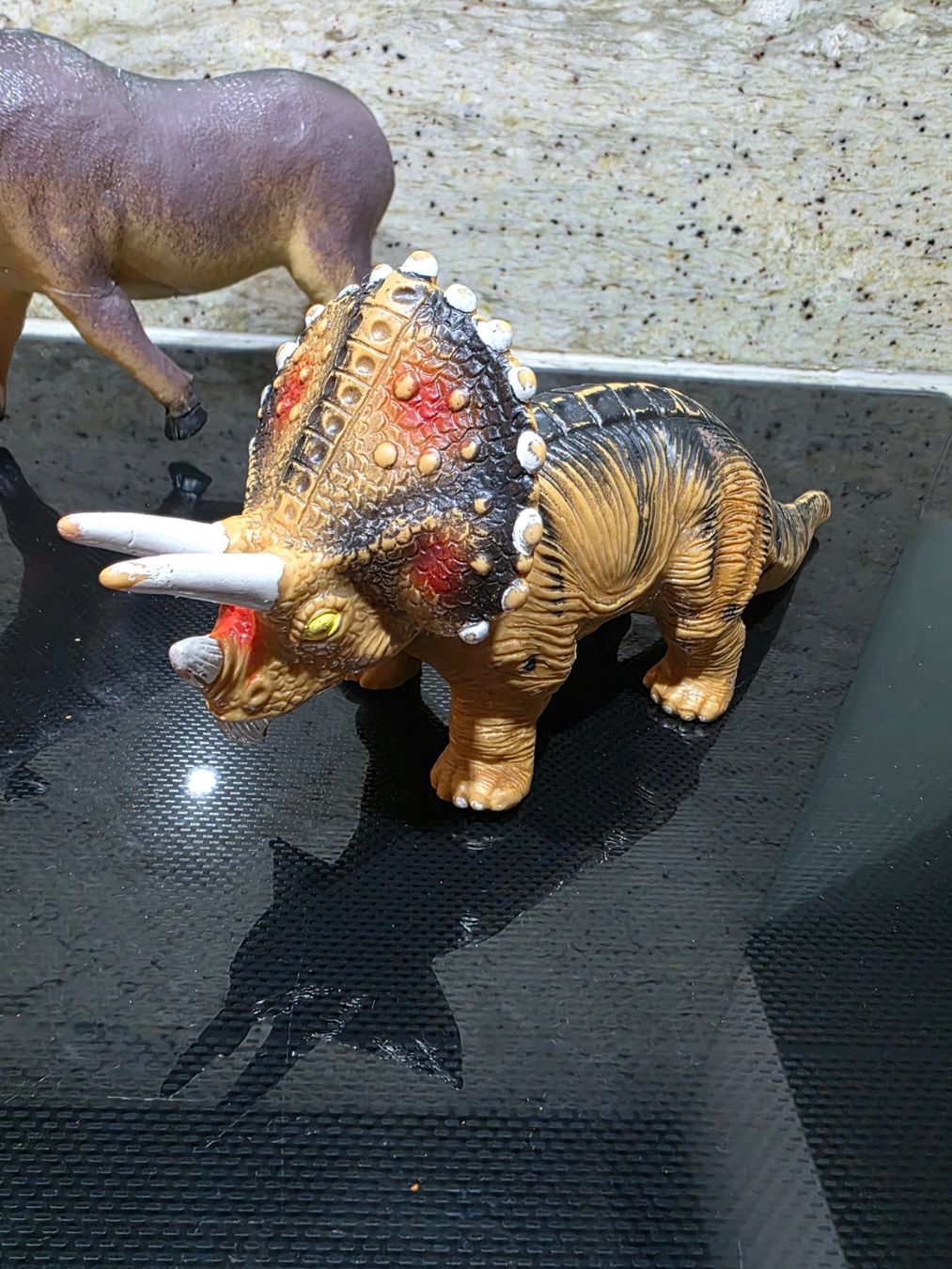 Jouets: Dino und Flusspferd – D'occasion à Grafstal par Marielu101 1