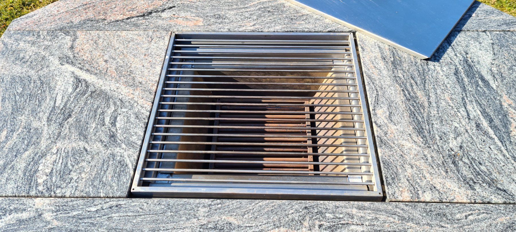 Grills: Grilltisch in Granit auf Rädern – Gebraucht aus Zürich von bee22 1