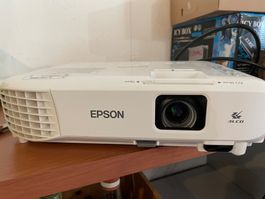 Projecteur Epson, parfait pour vos soirées cinéma d'été!