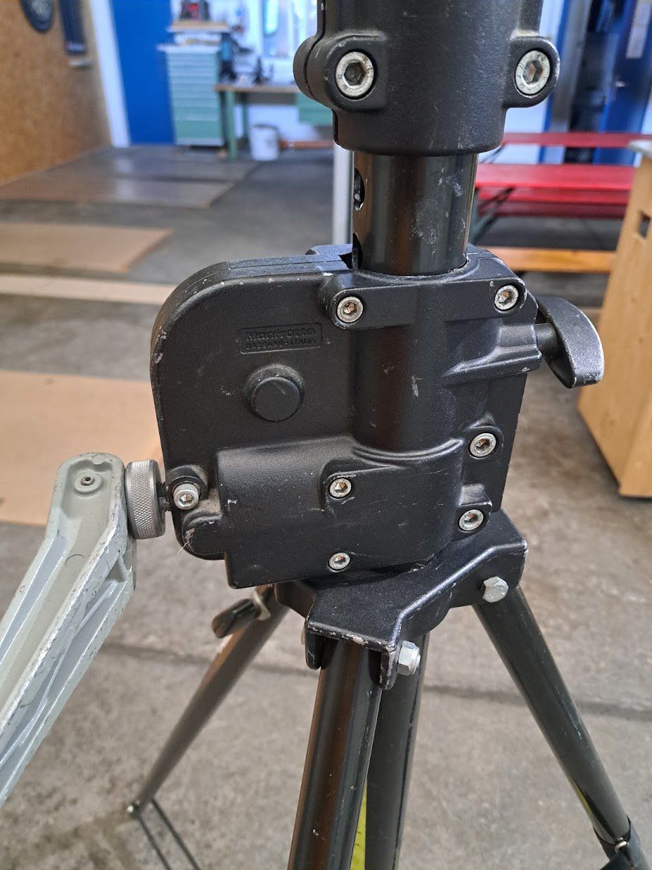 Manfrotto Altro in Decorazioni & Accessori: Manfrotto VMB 087 Kurbelstativ black – Usato da Sargans venduto da Bomp 5