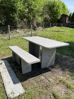 Granittisch mit 2 Sitzbänken – massiv und langlebig