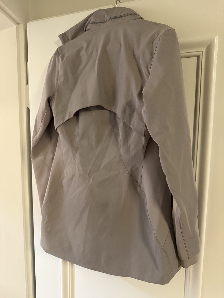 Lululemon Giacche: Unique Lululemon Grey Rain Jacket from Singapore – Usato da Zürich venduto da mul_ldm9 2
