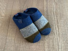Pantofole di lana infeltrita della marca camper