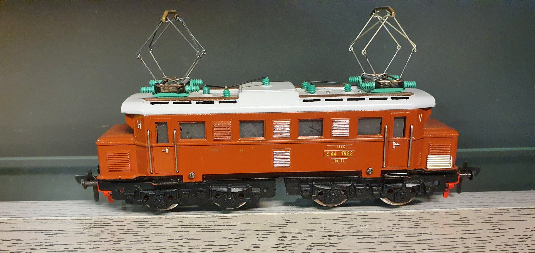 Fleischmann Trains électriques: FLEISCHMANN:DC: DB E-LOK BR E 44 BRAUN GUSSMODELL 1335 OVP – D'occasion à Biglen par taunus82 1