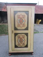 Landhausschrank bemalt antik mit Blumenmuster Shabby Chic