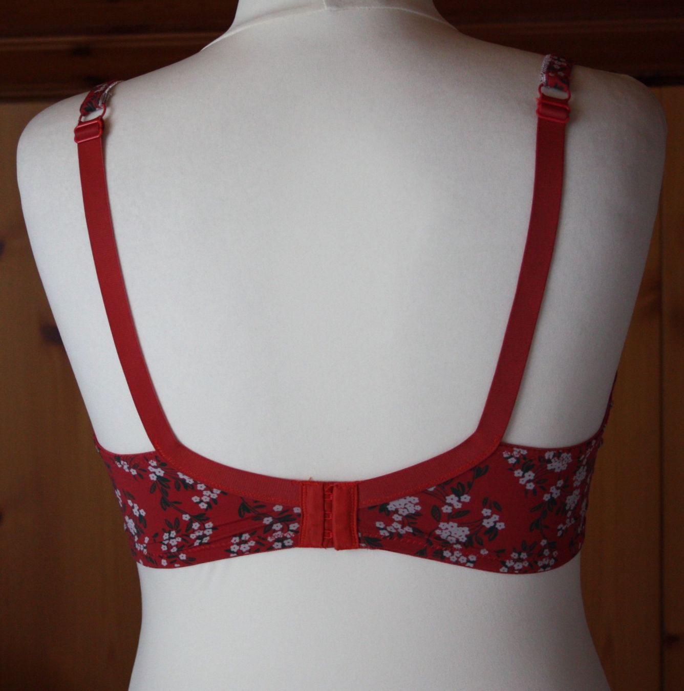 Altra biancheria intima: BH rost-bunt 85DD (11) – Usato da Flüelen venduto da Diversicum-Curvy 3