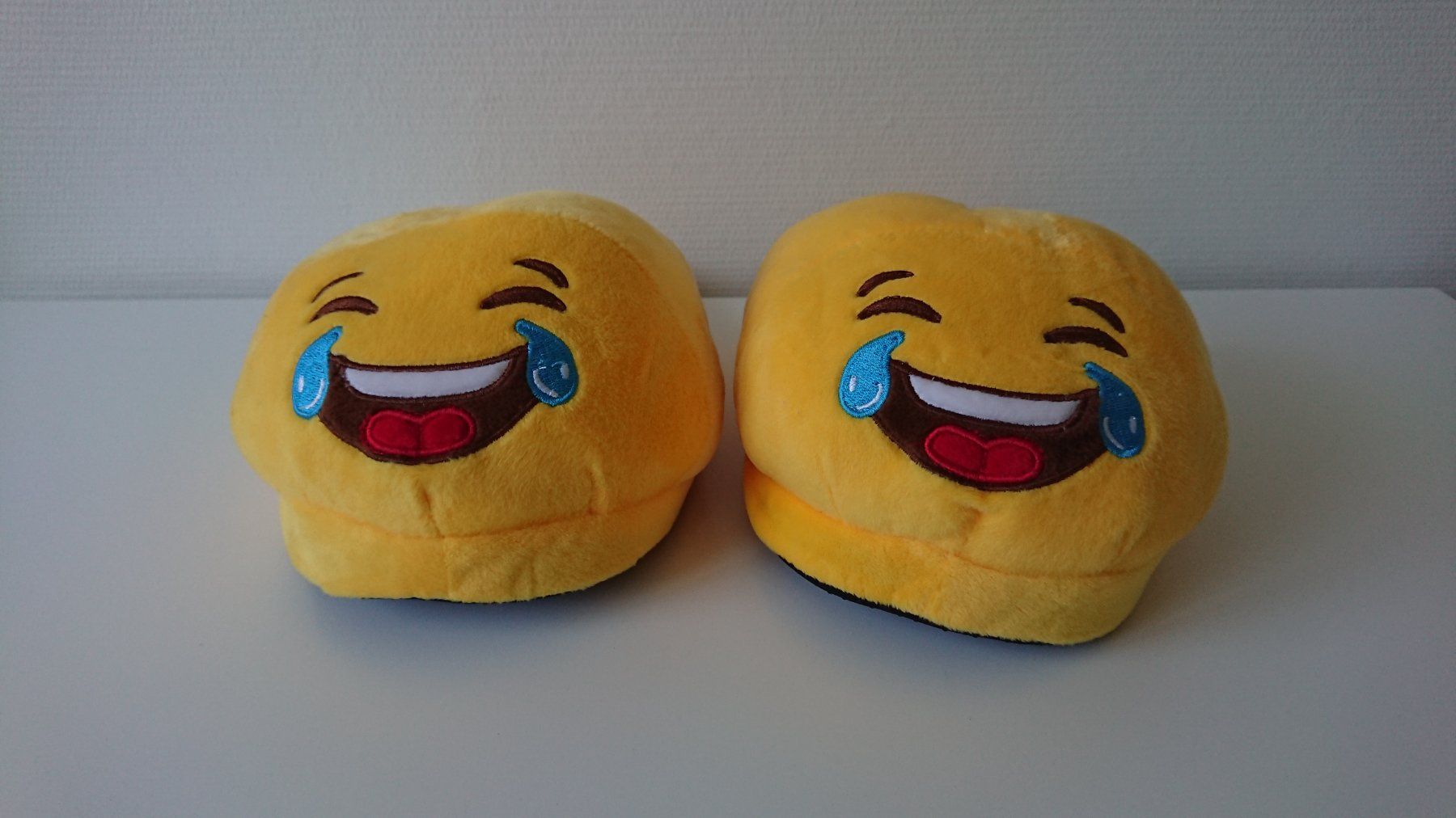 Scarpe da uomo: Pantoufles Emoji – Nuovo (secondo la descrizione) da Estévenens venduto da Rockingirl