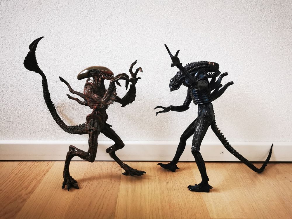 Alien 2 (Neca) und Alien 4 (Mc Farlane) Figuren - Hr Giger (Gebraucht ...