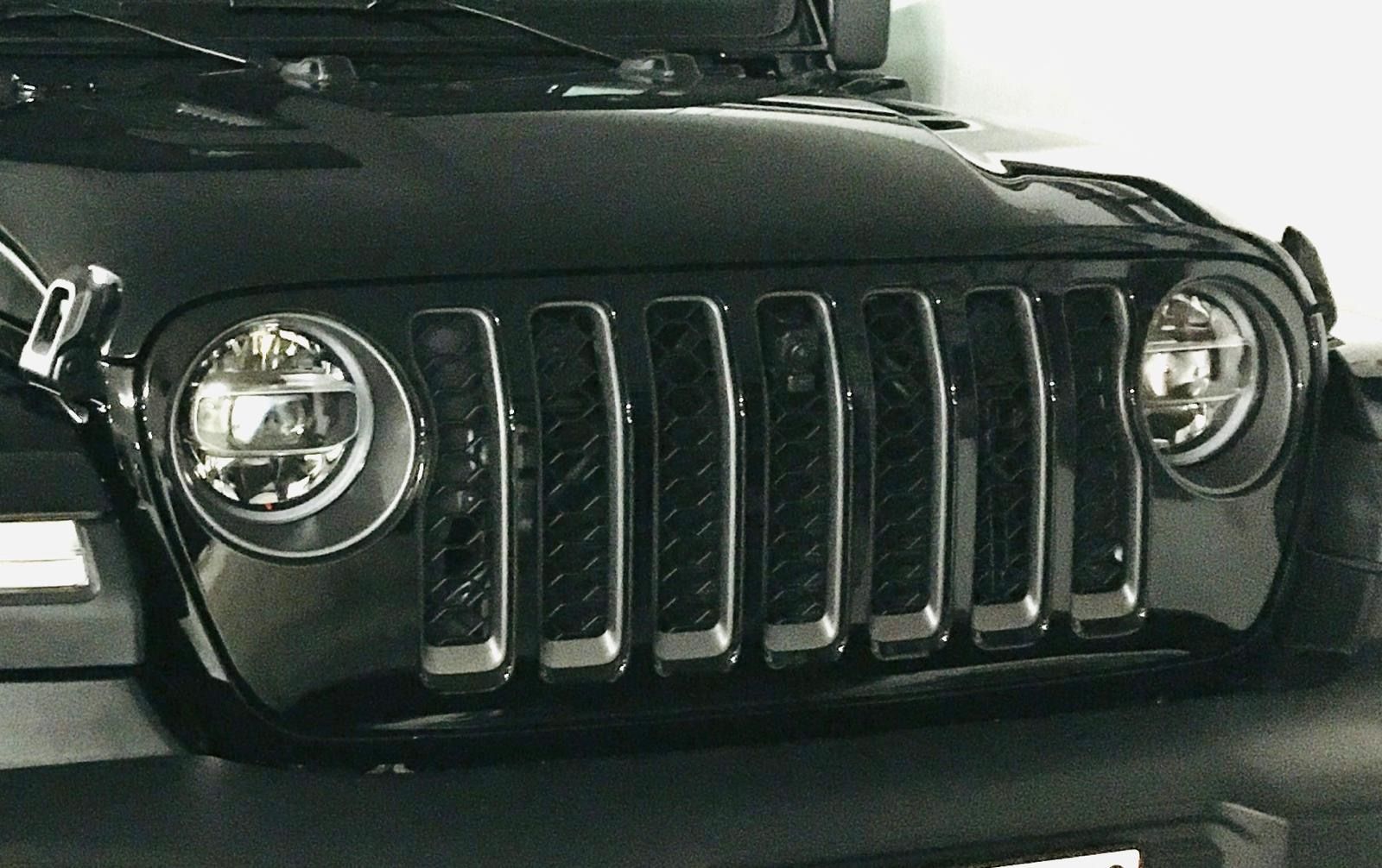 Mopar Accessori per altri veicoli: MOPAR Kühlergrill PX8 mit Frontkamera Wrangler 4xe 2021 – Usato da Menziken venduto da a-m-y