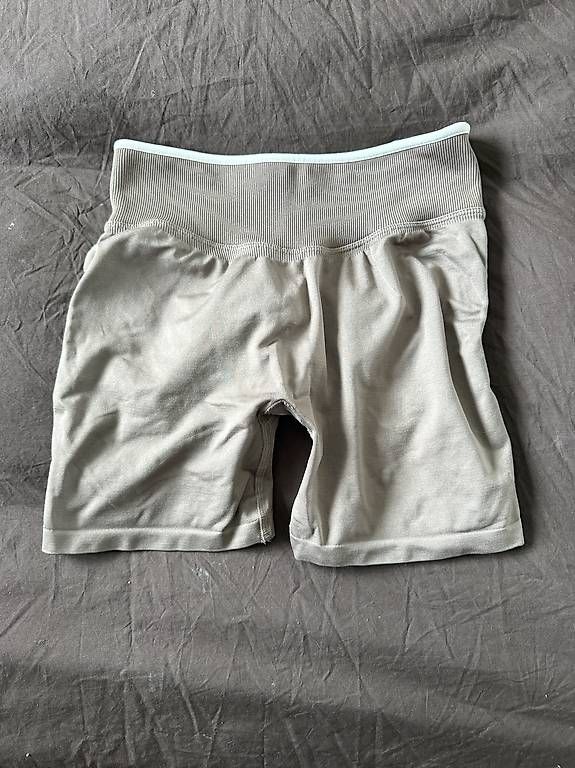 Teveo Leggings: SHORT TEVEO CONTRASTLINE SCULPT SCRUNCH – Usato da Ecublens VD venduto da cha_yty2 2
