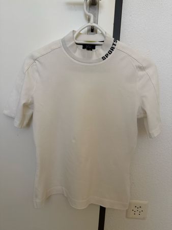 Weisses T-Shirt mit Stehkragen und Aufdruck "Sports"