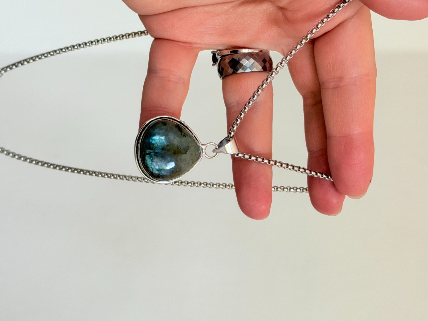 Catenine: Collier avec pendentif Labrodarit ,très tendance! – Nuovo e nell'imballaggio originale da Genève venduto da AWWA 2