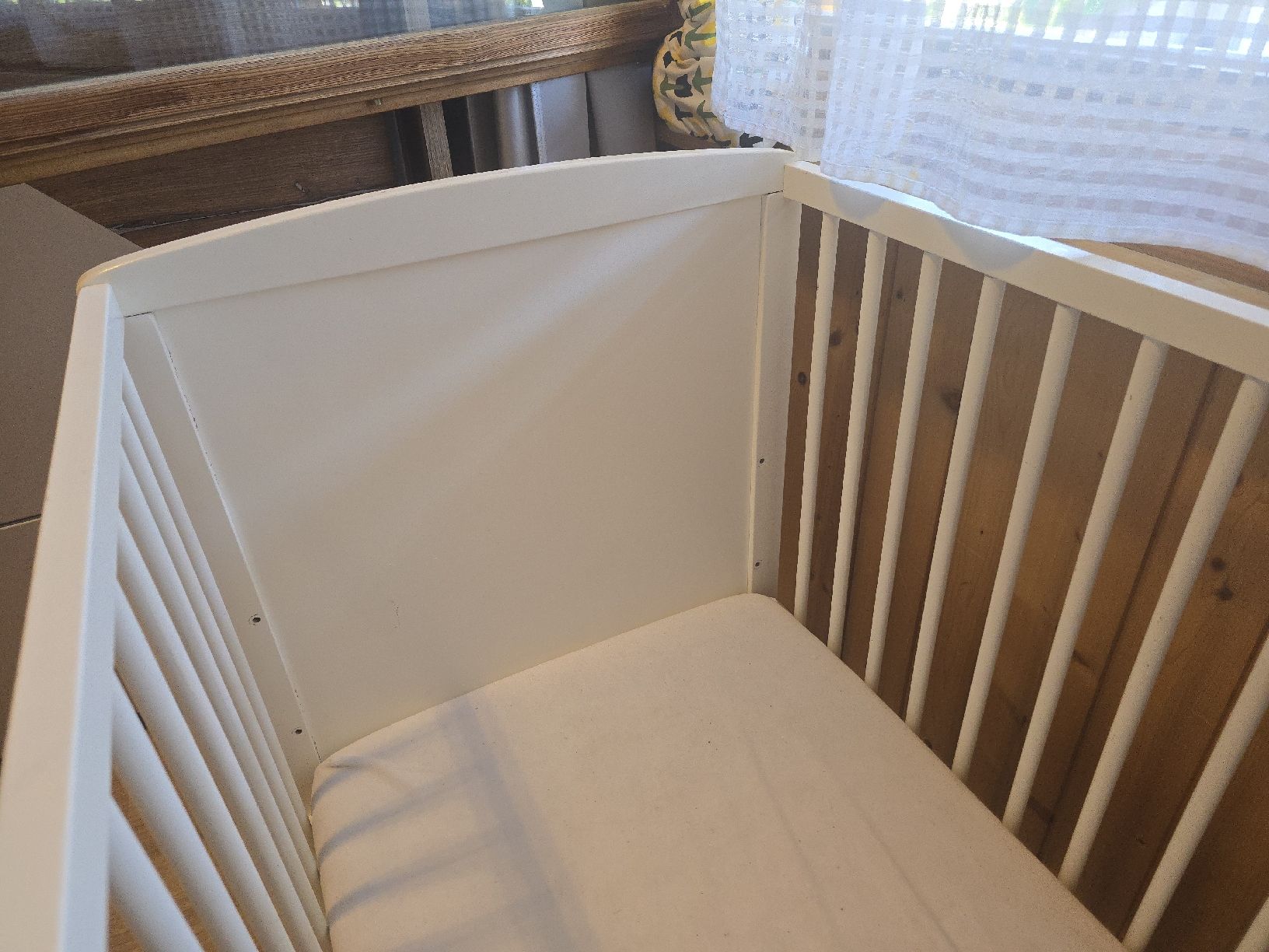 Letti: Baby Crib with Mattress and Fitted Sheets – Usato da Bönigen venduto da kar_r7cp 1