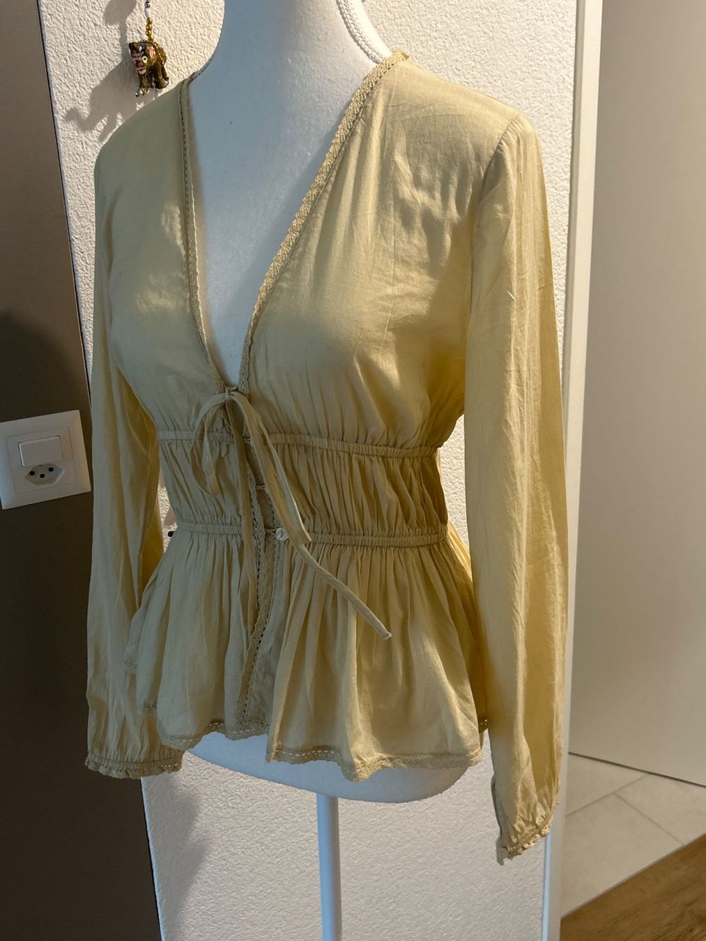 Zara Blusen: Damenbluse langarm hellbeige von Zara Grösse XS – Gebraucht aus Brunnen von Nala2929 4
